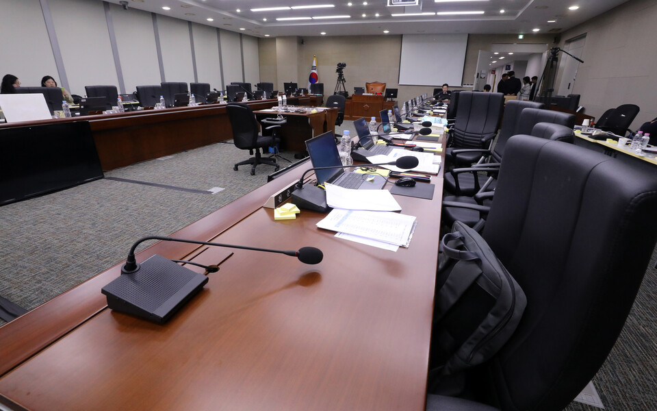 8일 정부세종청사에서 열린 국회 정무위원회의 국민권익위원회에 대한 국정감사에서 권익위 부패방지국장 사망사건과 관련, 정승윤 부위원장이 과거 '야당 의원들을 고소하겠다'는 취지로 발언한 것을 두고 공방이 벌어지다 회의 시작 약 40 분 만에 정회가 선포됐다. 사진=연합뉴스