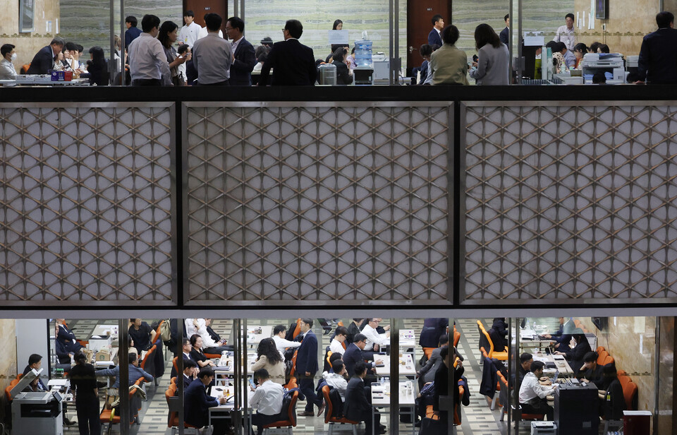 국정감사가 시작된 7일 국회에 온 피감기관 공무원들이 국감 준비를 하고 있다. 사진=연합뉴스