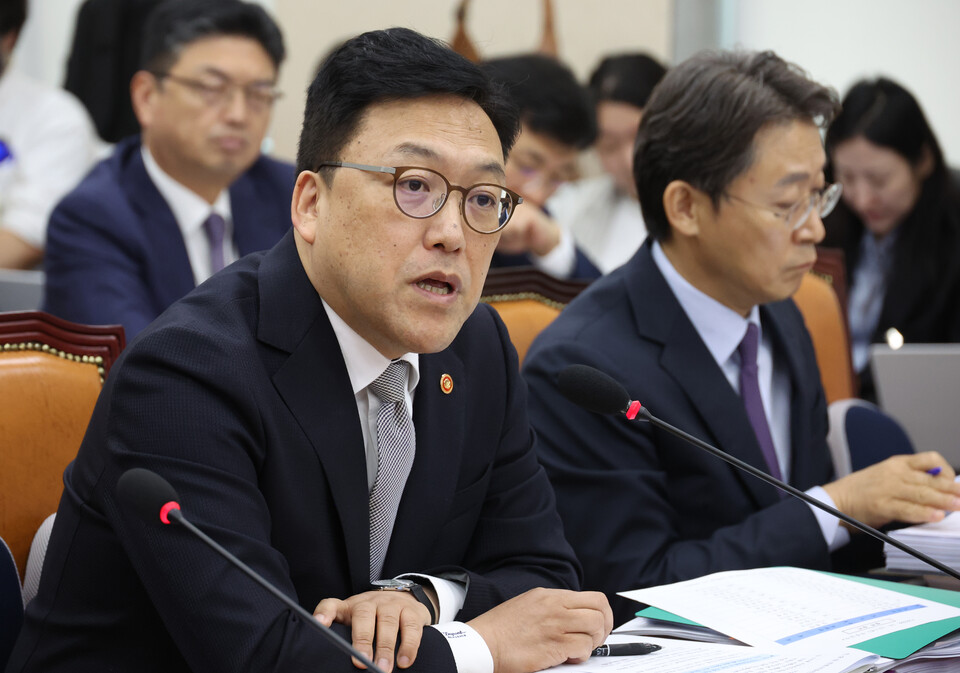 김병환 금융위원장이 10일 국회에서 열린 정무위원회의 금융위원회 등에 대한 국정감사에서 의원 질의에 답하고 있다. 사진=연합뉴스