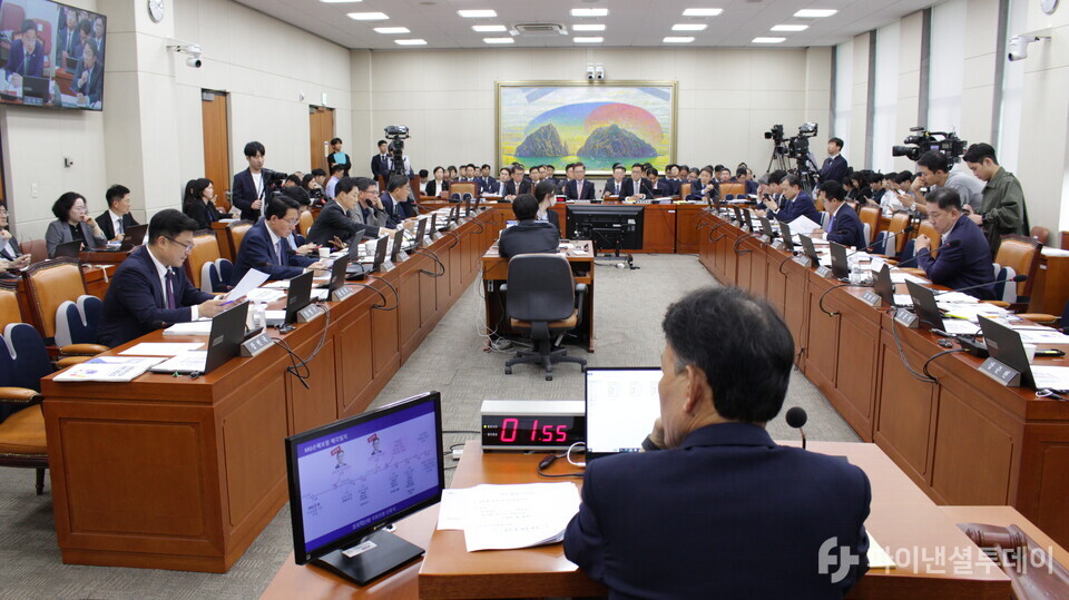 10일 오전 국회 본관 정무회의장에서 정무위원회의 금융위원회에 대한 국정감사가 진행 중이다. 사진=신수정 기자