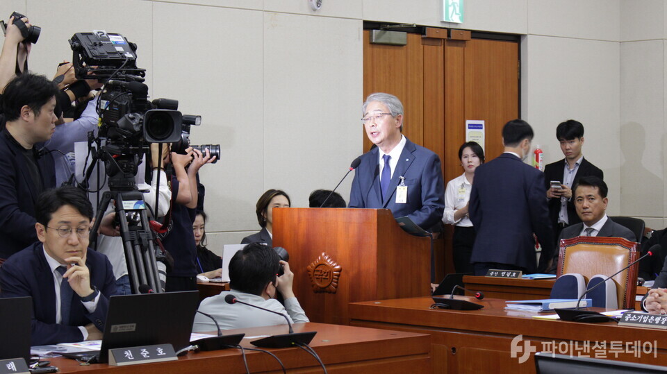 임종룡 우리금융지주 회장이 10일 오후 국회 정무위원회의 금융위원회 국정감사에 일반증인으로 출석해 답변하고 있다. 사진=신수정 기자