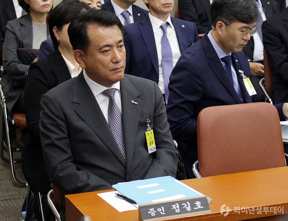 정길호 OK저축은행 대표가 10일 오후 국회 정무위원회 국정감사에 일반증인으로 참석해 질의를 기다리고 있다. 사진=신수정 기자