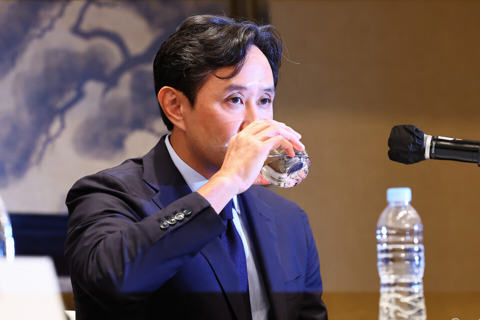 최윤범 고려아연 회장이 2일 오후 서울 용산구 그랜드하얏트 호텔에서 열린 고려아연 기자회견에 참석해 물을 마시고 있다. 사진=연합뉴스