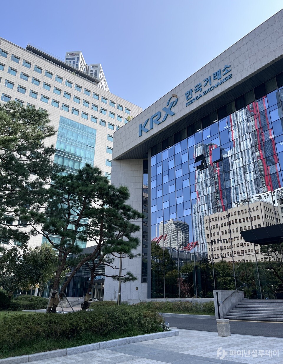 서울 영등포구 여의도에 있는 한국거래소(KRX) 모습. 사진=조송원 기자