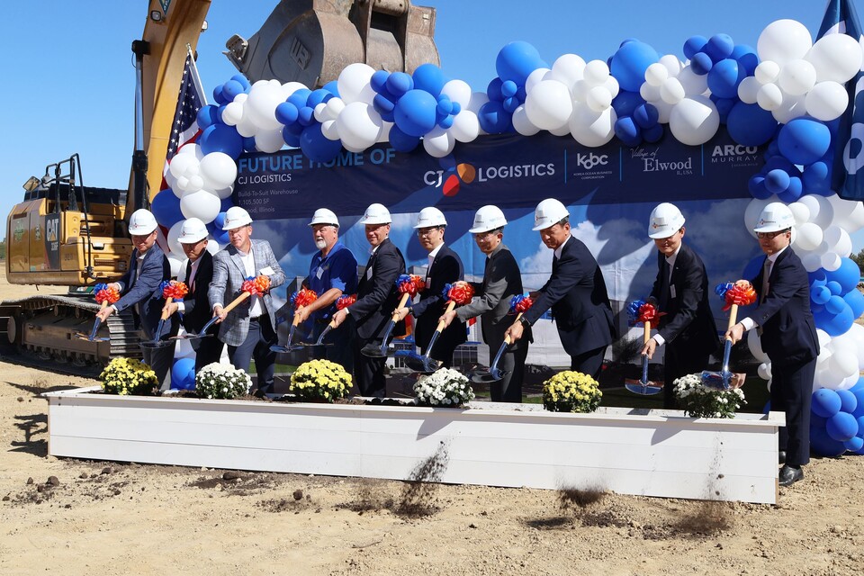 10일(현지시간) 미국 일리노이주 엘우드(Elwood)에서 열린 CJ대한통운-한국해양진흥공사 민관합작 물류센터 착공식 모습. (왼쪽 5번째) 케빈 콜먼 CJ로지스틱스 아메리카 최고경영자, (오른쪽 4번째) 김정한 주시카고대한민국총영사관 총영사, (오른쪽 2번째) 정성조 한국해양진흥공사 해양인프라금융부장 등 주요 관계자들이 시삽하고 있다. 사진=CJ대한통운