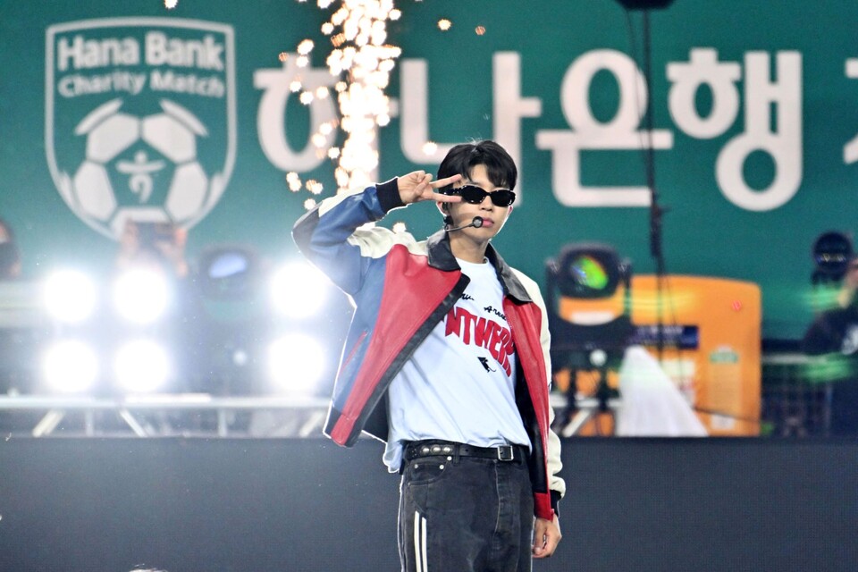 12일 오후 7시 대전월드컵경기장에서 열린 하나은행 자선축구대회에서 하프타임 중 가수 임영웅이 라이브 공연을 선보이고 있다. 사진=하나은행