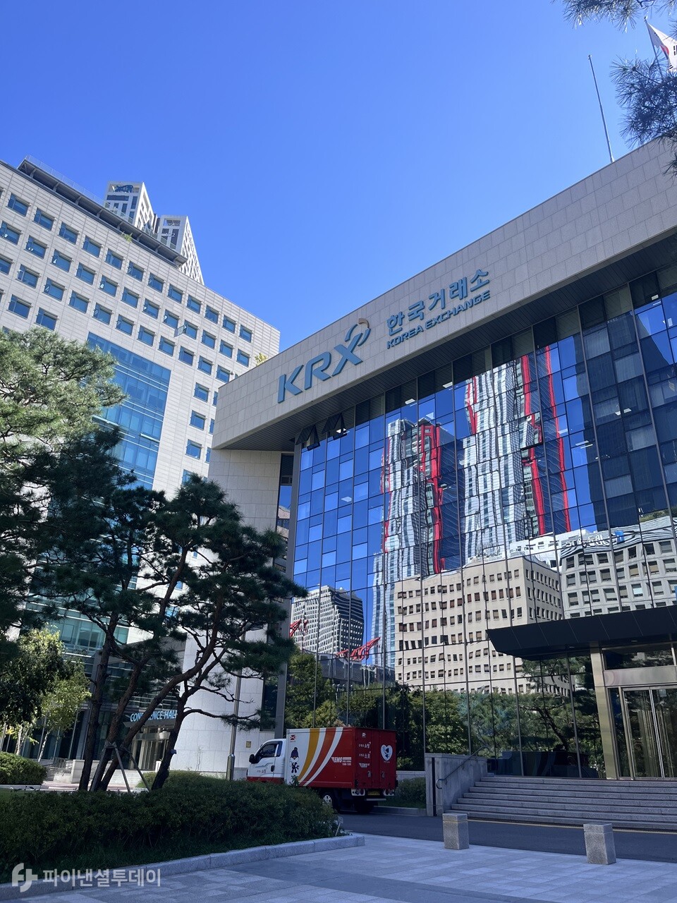 서울 영등포구 여의도에 있는 한국거래소(KRX) 모습. 사진=조송원 기자