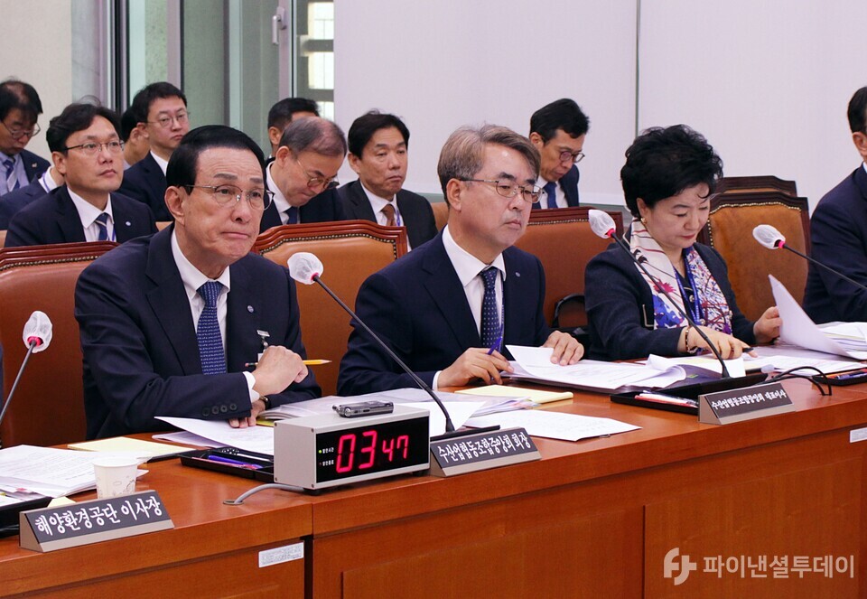 노동진 수협중앙회장(왼쪽)과 강신숙 Sh수협은행장(오른쪽)이 14일 오전 국회 농해수위 국정감사에 출석해 국회의원의 질의를 듣고 있다. 사진=신수정 기자