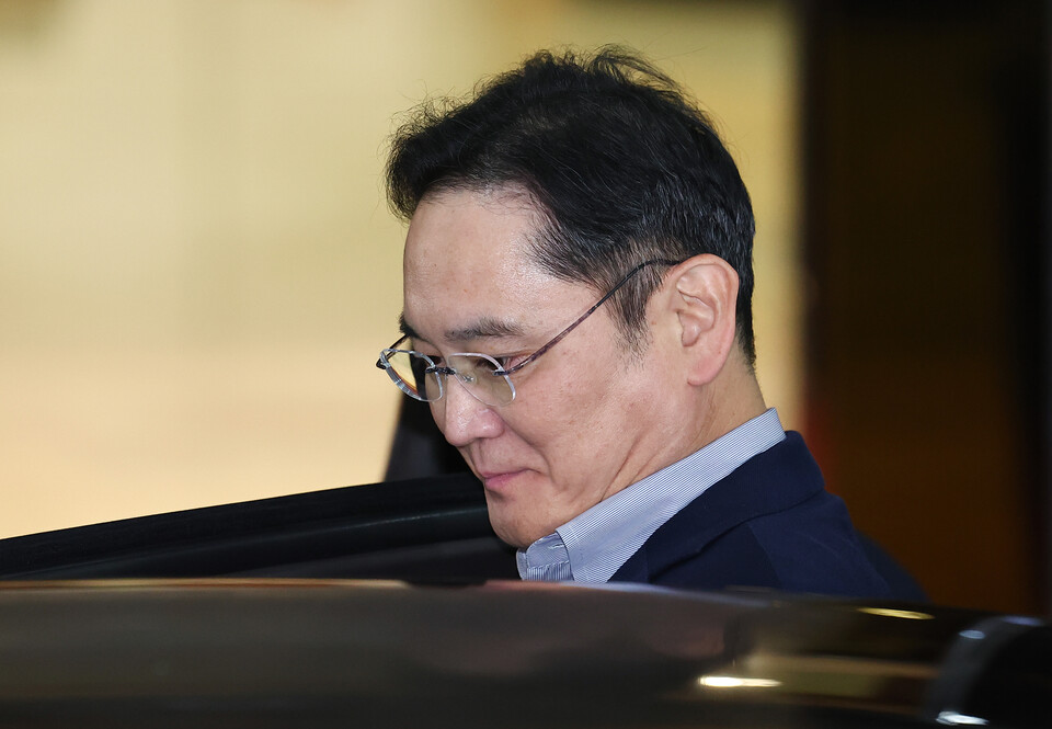 윤석열 대통령의 동남아 순방에 동행한 이재용 삼성전자 회장이 11일 오후 서울 강서구 서울김포비즈니스항공센터로 귀국해 차량에 탑승하고 있다. 사진=연합뉴스