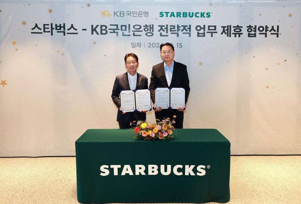 (왼쪽부터) 이재근 KB국민은행 은행장과 손정현 스타벅스 대표이사가 기념 사진을 촬영하고 있다. 사진=스타벅스