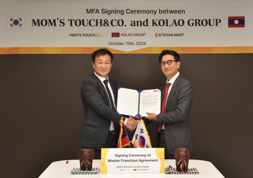 15일 오전 서울 중구 맘스터치 본사에서 열린 맘스터치와 코라오 그룹의 마스터 프랜차이즈 계약 체결식에서 문수현 맘스터치앤컴퍼니 사업경영실장(오른쪽)과 노기호 코라오 그룹 상무가 기념촬영을 진행하고 있다.사진=맘스터치앤컴퍼니