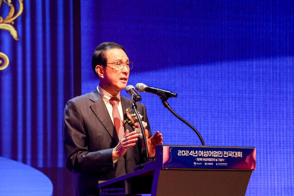 노동진 수협중앙회장이 16일 제3회 여성어업인의 날을 기념해 그랜드 워커힐 서울에서 열린 '2024 여성 어업인 전국대회'에서 환영사를 하고 있다. 사진=수협중앙회