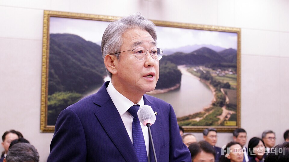 강호동 농협중앙회장 18일 오전 국회에서 열린 농림축산식품해양수산위원회(농해수위) 국정감사에서 일반증인 선서를 하고 있다. 사진=신수정 기자