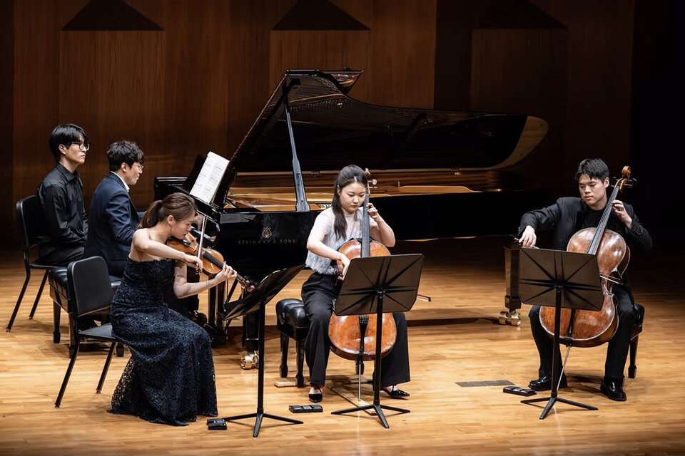 제1기 피아니스트 김도현, 바이올리니스트 정주은, 첼리스트 이유빈과 제2기 첼리스트 정우찬이 지난 7월 예술의전당 IBK챔버홀에서 열린 면사랑 신진 유망 연주자 수상자 연주회에서 곡을 연주하고 있다. 사진=면사랑