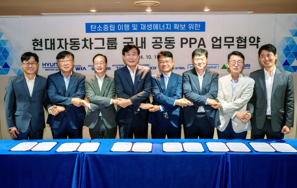 (왼쪽부터) 송두순 현대케피코 기획실 상무, 이대형 현대종합특수강 경영관리본부 상무, 이동훈 현대건설 개발사업부 상무, 한용빈 현대차그룹 부사장, 문병섭 현대글로비스 안전환경경영실 상무, 황윤목 현대위아 전략추진실 상무, 유흥목 현대캐피탈 경영지원본부 상무, 공기원 현대트랜시스 전략지원팀 팀장이 업무협약 체결 후 기념 촬영을 하고 있다. 사진=현대차그룹
