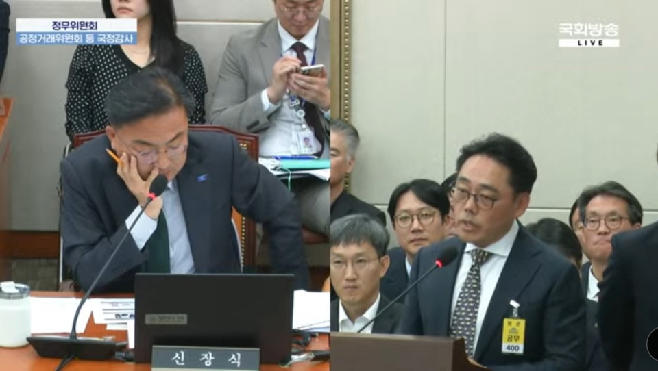 곽근엽 아디다스코리아 대표(사진 오른쪽)가 신장식 조국혁신당 의원(사진 왼쪽)의 질문에 답하고 있다. 사진=국회의사중계시스템 갈무리