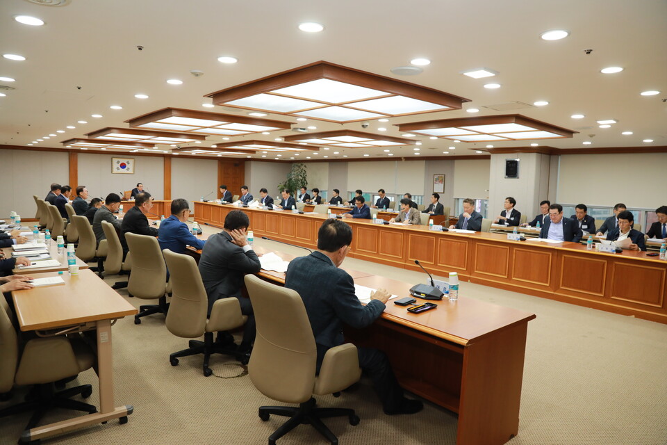 노동진 수협중앙회장(가운데 테이블)이 22일 서울 송파구 수협중앙회 본사에서 전국 회원조합 부실채권 정리를 위한 자회사 설립 출자 안건에 대한 이사회를 주재하고 있다. 사진=수협중앙회