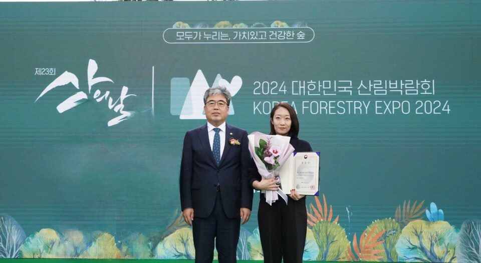 (왼쪽부터) 임상섭 산림청장, 이수민 두나무 ESG팀 실장이 지난 18일 경주 엑스포 공원에서 개최된 ‘산의 날’ 기념식에서 두나무의 농림부 장관상 수상을 기념해 사진을 촬영하고 있다. 사진=두나무