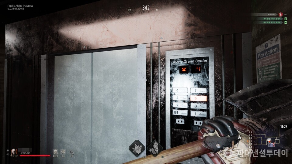 미드나잇 워커스는 여러 층으로 나뉘어있는 빌딩에서 탈출해야 하는 게임이다. 층을 이동하기 위한 방법으로는 엘리베이터와 계단이 있다.