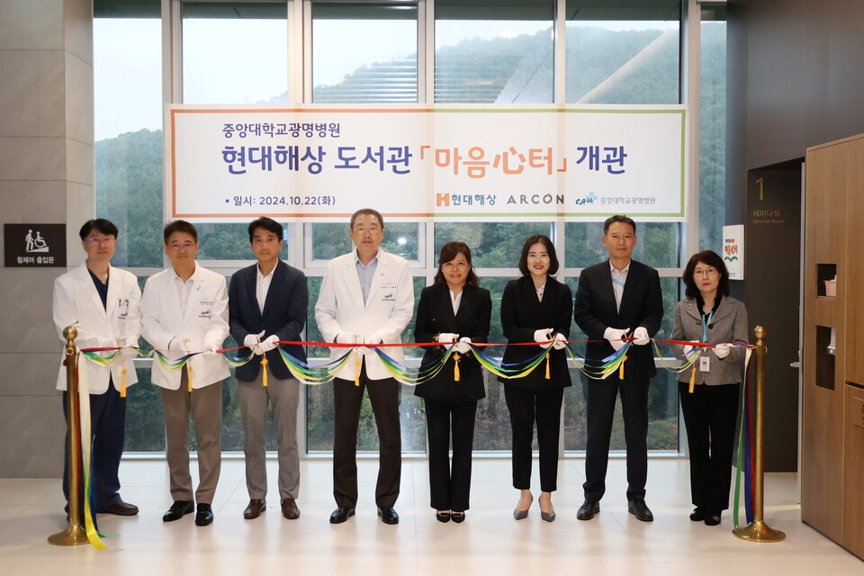 앞서 22일 경기도 광명시 중앙대학교 광명병원에서 이철희 의료원장(왼쪽 네 번째)과 황미은 현대해상 브랜드전략본부 상무(왼쪽 다섯 번째)가 관계자들과 기념촬영을 하고 있다. 사진=현대해상