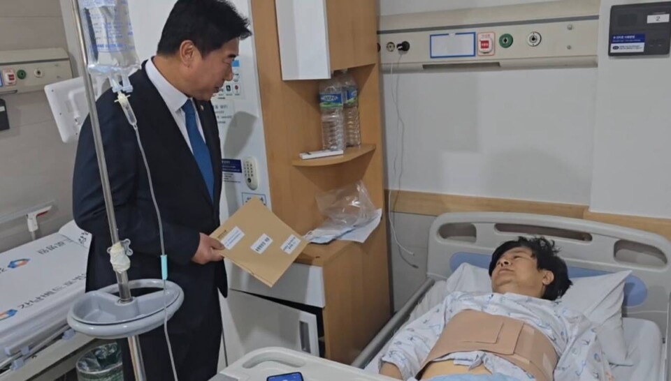 국회 문화체육관광위원회 소속 더불어민주당 이기헌 의원이 24일 강남구의 한 병원에서 김건희 여사 관련 국정감사 증인으로 채택됐으나 불출석한 최재혁 대통령실 홍보기획비서관에게 동행명령장을 전달하고 있다.사진=이기헌 더불어민주당 의원실