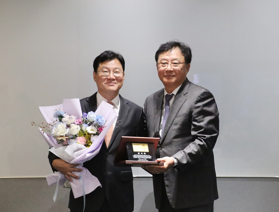 이상도 마스턴투자운용 대표이사(왼쪽)와 남궁훈 대표이사가 지난 28일 마스턴투자운용 본사에서 진행된 이 대표 퇴임식을 마치고 기념사진을 촬영하고 있다. 사진=마스턴투자운용 브랜드전략팀