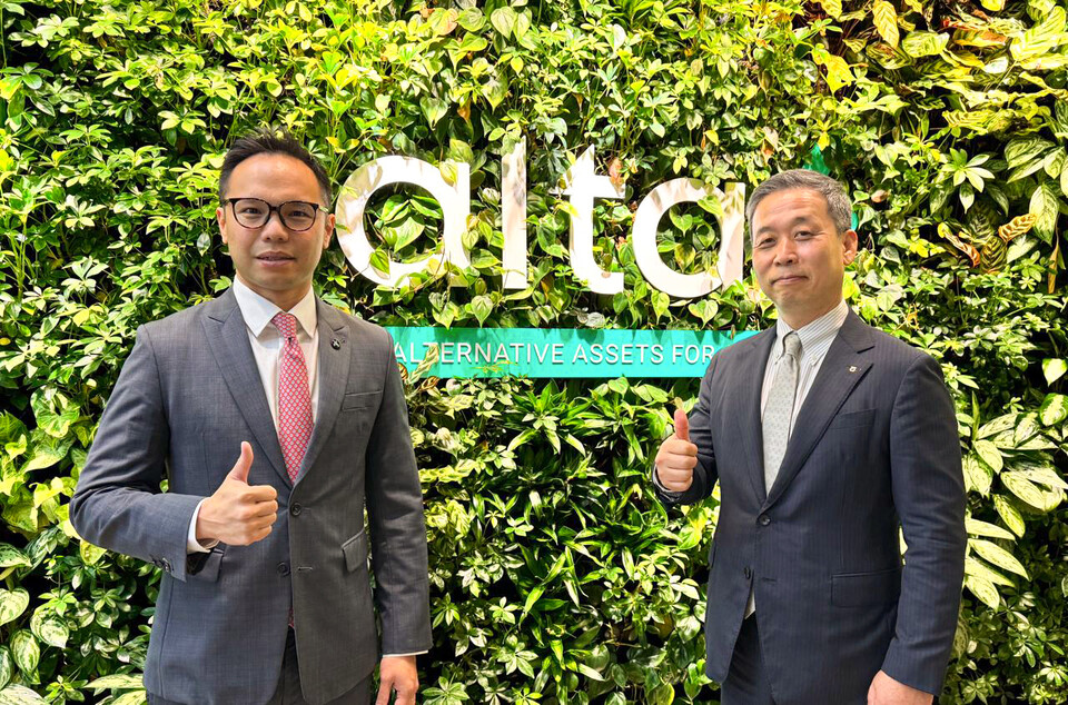 켈빈 리 알타익스체인지 사장(왼쪽), 윤병운 NH투자증권 사장이 28일 싱가포르 선텍 시티에 위치한 알타 본사에서 업무 협약을 맺고 기념 사진을 촬영하고 있다. 사진=NH투자증권