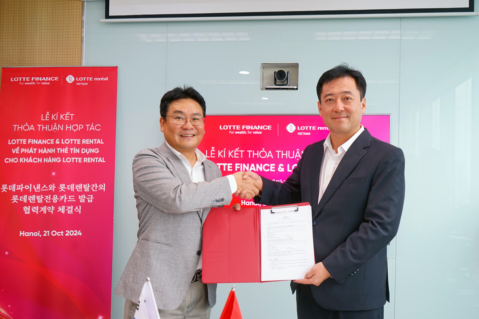 안성빈 롯데렌탈 베트남법인장(왼쪽)과 공성식 롯데파이낸스 베트남법인장이 21일 베트남 하노이 롯데파이낸스 베트남 본사에서 기념사진을 촬영하고 있다. 사진=롯데카드