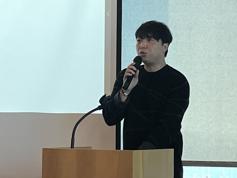 정해운 닷밀 대표이사가 30일 서울 여의도 63빌딩에서 열린 코스닥 상장 기업설명회에서 미디어아트 작품에 대해 설명하고 있다. 사진=한경석 기자