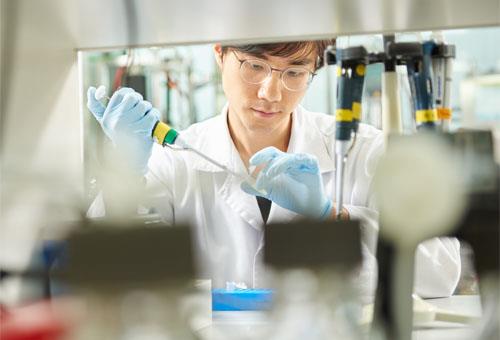 한미약품 연구개발팀 연구원이 연구활동을 하고 있다. 사진=한미약품