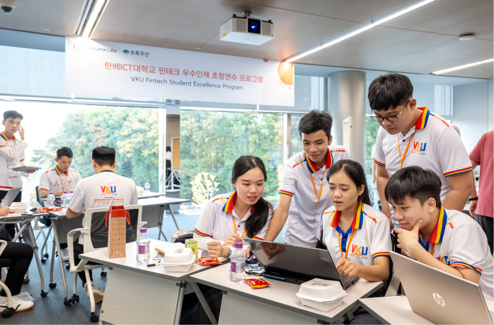 연수 참가자들이 핀테크 아이디어 경진대회 시간에 의견을 나누고 있다. 사진=한화생명