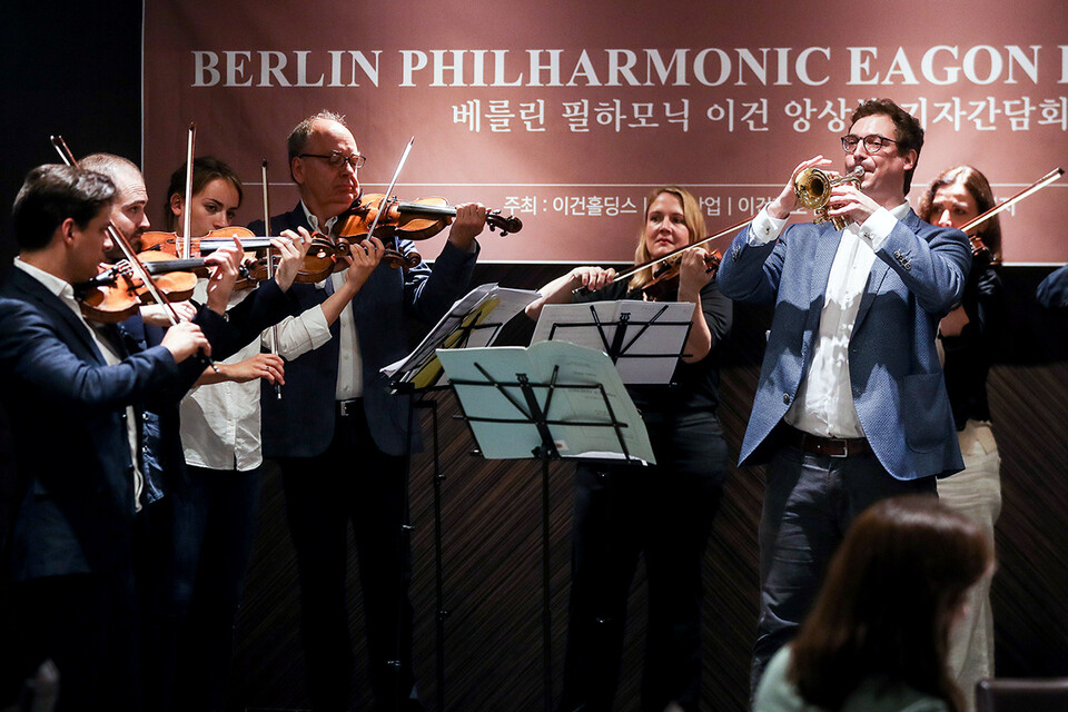 베를린필하모닉이건앙상블이 지난 2019년 7월 서울 중구 더플라자호텔에서 열린 제30회 이건음악회 기자간담회에서 미니 콘서트를 선보이고 있다. 사진=연합뉴스