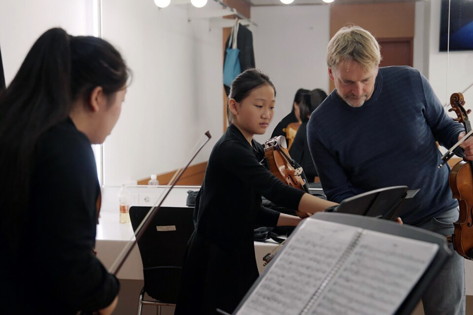 볼프람 브란들 베를린슈타츠카펠레현악4중주단 제1바이올리니스트가 지난해 10월 광주 북구 광주광역시 예술의전당에서 제34회 이건음악회 마스터클래스를 진행하고 있다. 사진=이건그룹