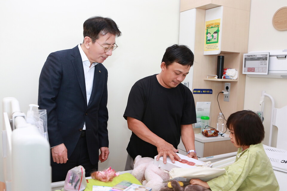 이재근 KB국민은행장(왼쪽)이 지난달 31일 삼성서울병원에서 심장병 질환을 앓는 어린이를 찾아 격려했다. 사진=KB국민은행