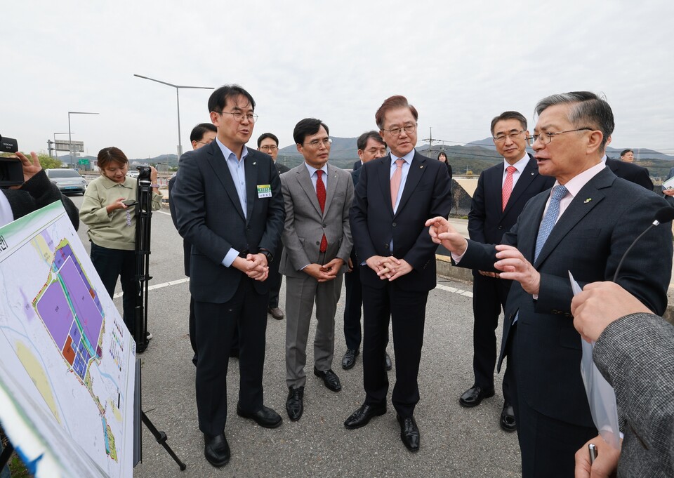 이한준 LH 사장(왼쪽)과 강석훈 KDB산업은행 회장(가운데)이 전국 15개 국가첨단산업단지 중 최우선으로 추진 중인 용인 시스템반도체클러스터 국가산업단지 예정 부지를 방문했다. 사진=KDB산업은행