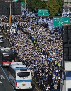2일 서울 중구 서울역 일대에서 더불어민주당 주최로 김건희 윤석열 국정농단 규탄·특검 촉구 국민행동의날 집회가 열리고 있다. 사진=연합뉴스