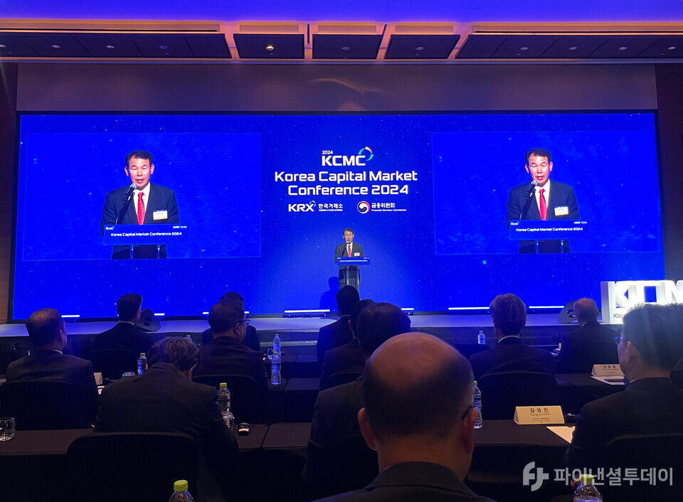 4일 정은보 한국거래소 이사장이 서울 영등포구 콘래드호텔에서 열린 ‘한국 자본시장 콘퍼런스 2024’에서 발표하고 있다. 사진=조송원 기자