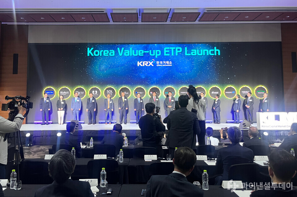 4일 한국거래소는 서울 영등포구 콘래드호텔에서 열린 ‘한국 자본시장 콘퍼런스 2024’에서 총 5110억원 규모의 상장지수펀드(ETF) 12개와 상장지수증권(ETN) 1개에 대한 상장 기념식을 개최했다. 사진=조송원 기자