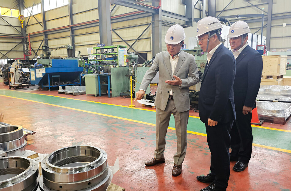 임성기 중앙이엠씨(주) 대표(왼쪽)가 이석용 NH농협은행장(가운데), 정재헌 전남 본부장(오른쪽)에게 자사 생산 제품에 대해 설명하고 있다. 사진=NH농협은행