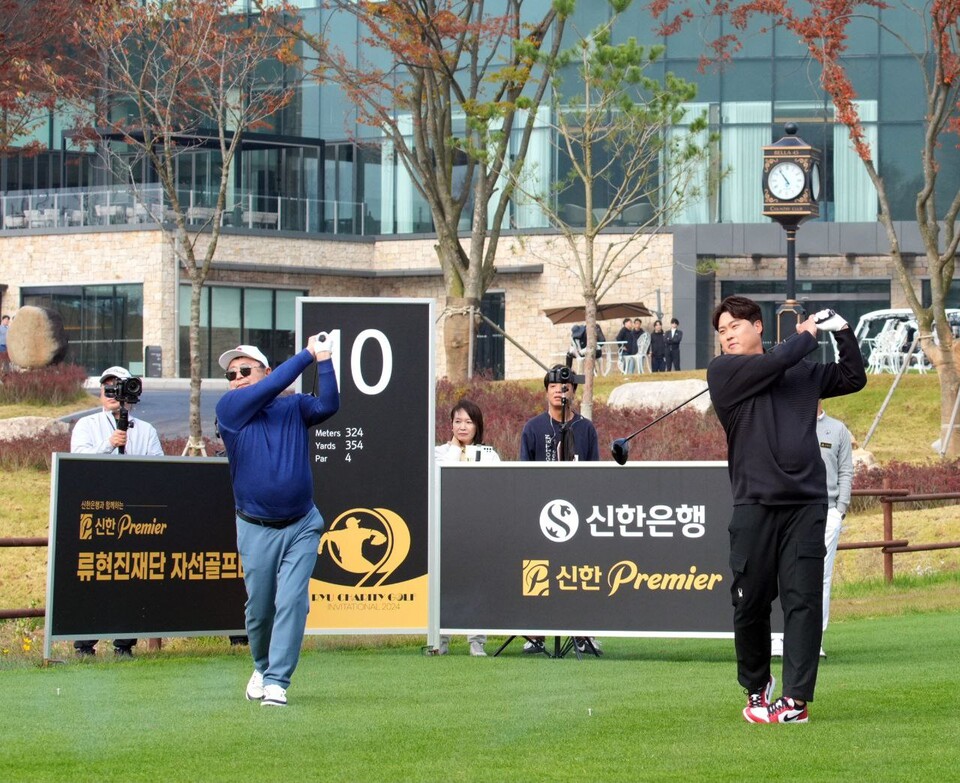 김상범 이수그룹 회장(왼쪽)과 류현진 류현진재단 이사장이 공동 시타를 하고 있다. 사진=이수그룹