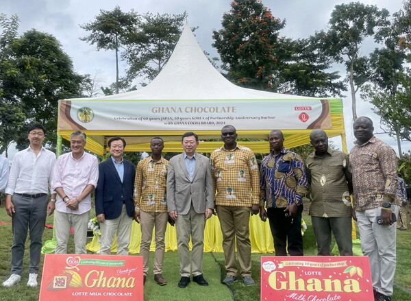 신동빈 롯데그룹 회장과 한·일 롯데 식품사 경영진이 지속가능한 사업 역량 확보를 위해 아프리카 가나를 방문해 카카오 공급망을 점검하고 카카오 묘목 13만 그루를 기증했다. 사진은 신동빈 롯데그룹 회장(가운데), 이영구 롯데식품군 총괄대표(왼쪽 세번째), 다마쓰카 겐이치 롯데홀딩스 대표(왼쪽 두번째), 이창엽 롯데월푸드 대표(왼쪽 첫번째)가 지난 8일 아프리카 가나 수훔(Suhum)지역의 카카오농장에서 열린 카카오 묘목 기증식에서 카카오 보드 정부기관 관계자들과 기념사진 촬영하는 모습. 사진=롯데지주