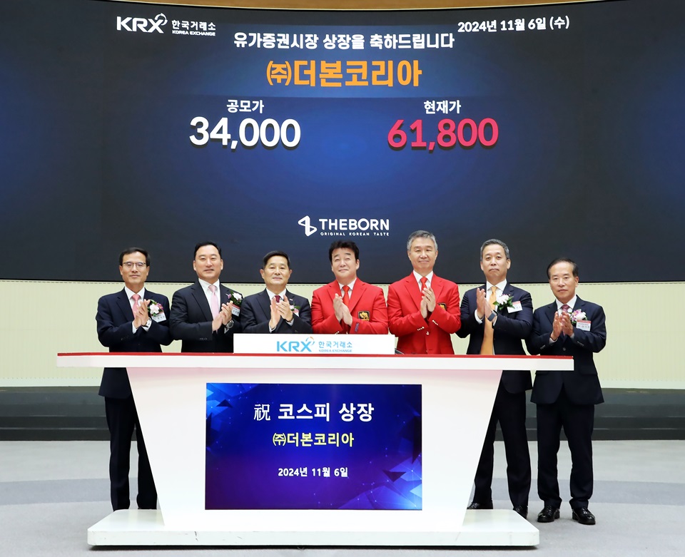 (왼쪽부터)정석호 한국IR협의회 회장, 김성환 한국투자증권 대표이사, 양태영 한국거래소 유가증권시장 본부장, 백종원 더본코리아 대표이사, 강석원 더본코리아 대표이사, 윤병운 NH투자증권 대표이사, 이기헌 상장회사 협의회 부회장이 서울 영등포구 여의도에 있는 한국거래소에서 현재가 확인 후 기념 촬영을 하고 있다. 사진=한국거래소