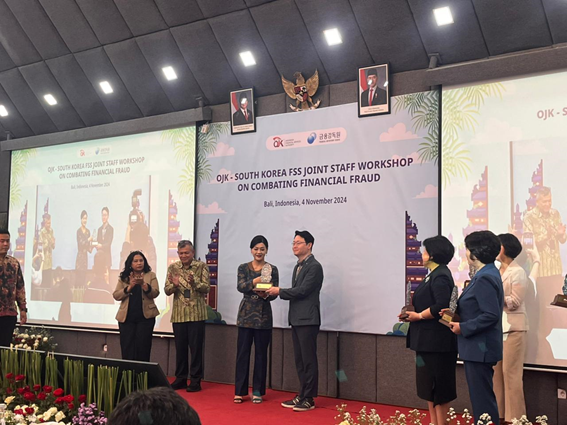 미래에셋증권 관계자가 워크숍에 참석해 감사패를 수여받고 기념 사진 촬영을 하고 있다. 사진=미래에셋증권