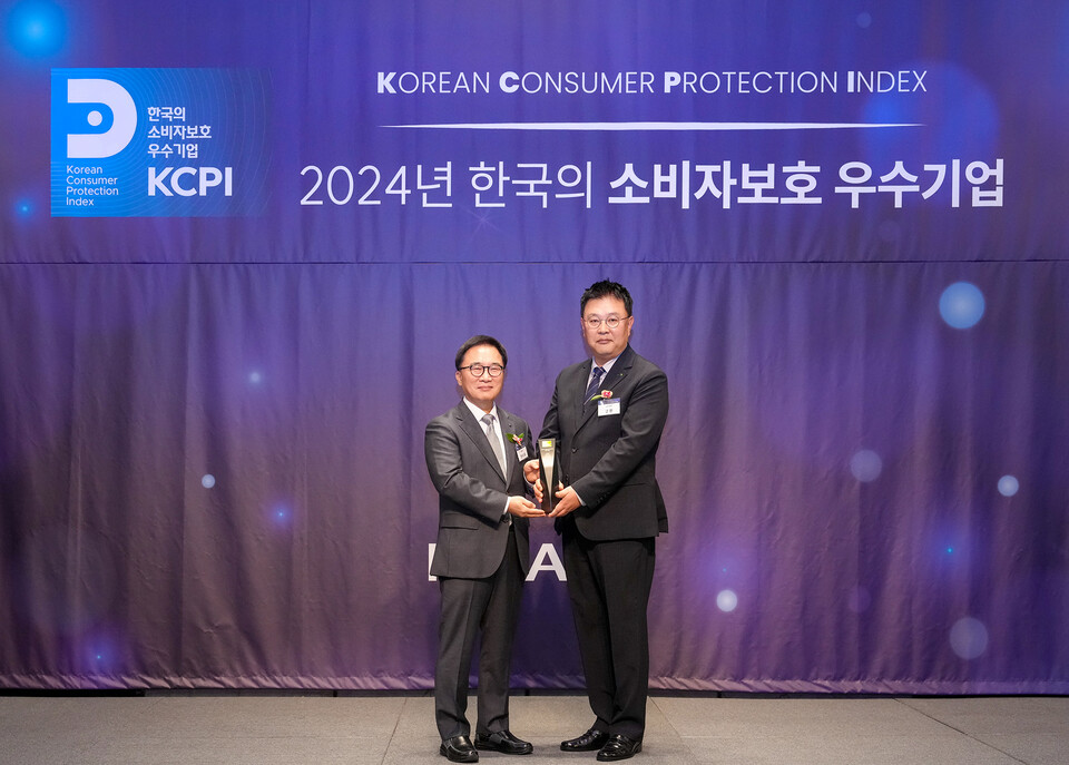 한수희 한국능률협회컨설팅 대표이사(왼쪽)와 강환 교보생명 소비자보호실장이 기념촬영을 하고 있다. 사진=교보생명