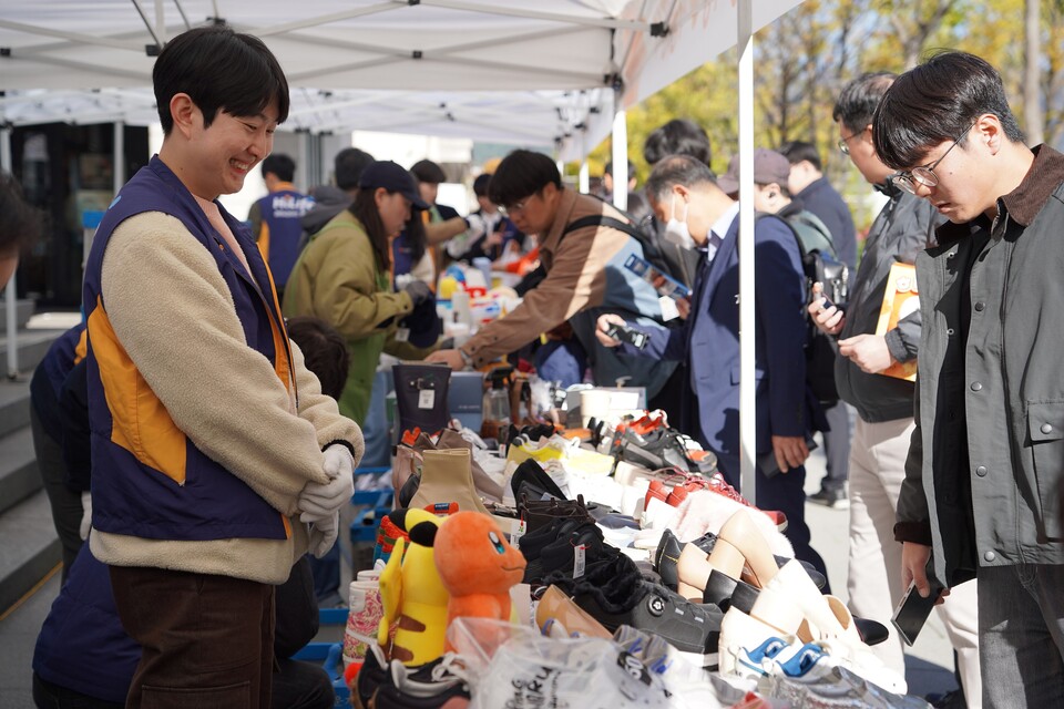 서포터즈로 나선 현대해상 직원들이 시민들에게 임직원과 하이플래너가 기부한 물품을 판매하고 있다. 사진=현대해상