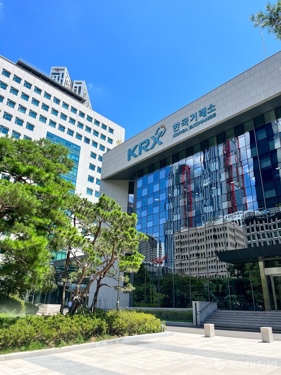 서울 영등포구 여의도에 있는 한국거래소(KRX) 모습. 사진=조송원 기자