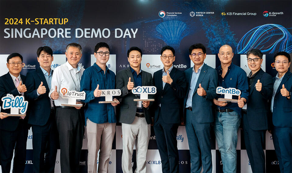 지난 7일 싱가포르에서 진행된 데모데이 참석자들이 기념촬영을 하고 있다. 사진=KB금융