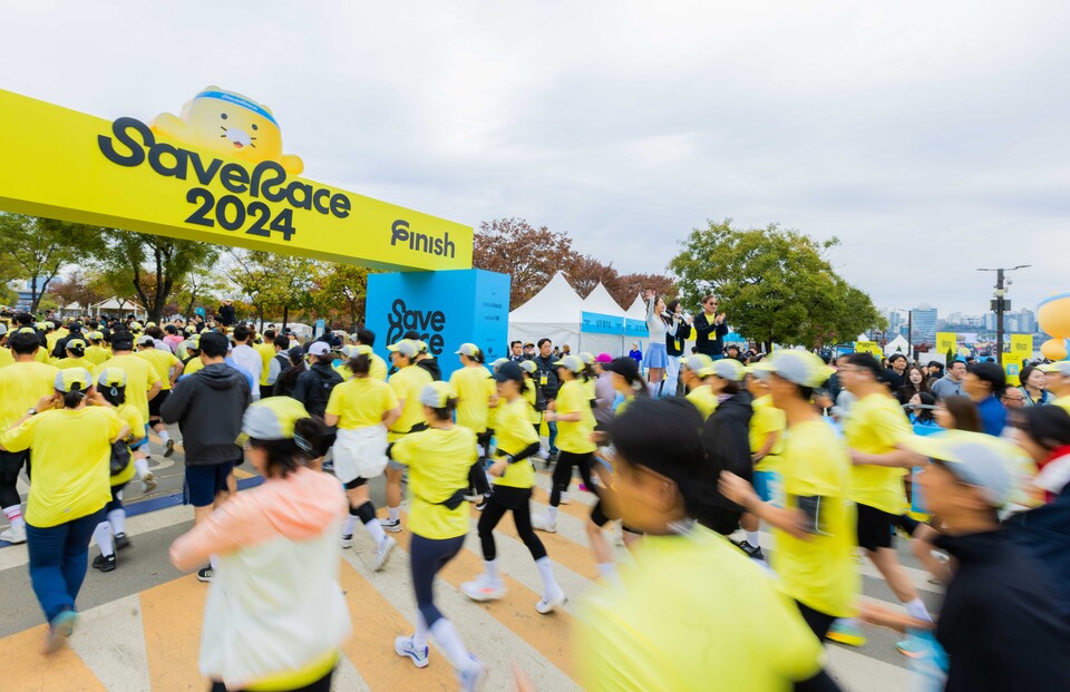 카카오뱅크와 유니세프가 함께 주최한 친환경 기부 마라톤 '2024 Save Race'가 지난 10일 여의도 한강공원에서 열린 가운데, 참가자 3000여명이 마라톤 출발선에서 달리고 있다. 사진=카카오뱅크