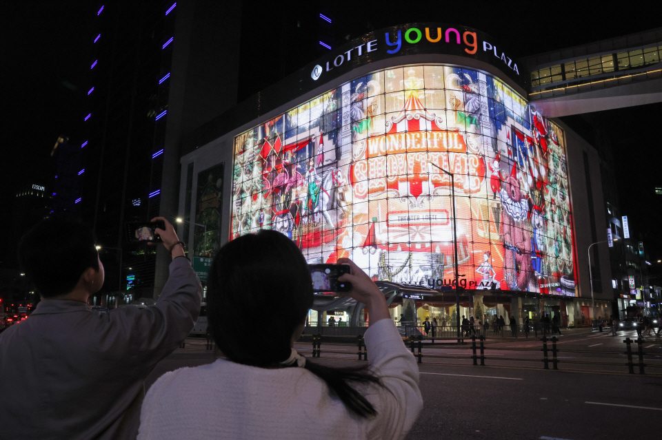 지난 3일 서울 중구 롯데백화점 본점 영플라자 외벽에 크리스마스 라이팅쇼가 펼쳐지고 있다. 사진=연합뉴스