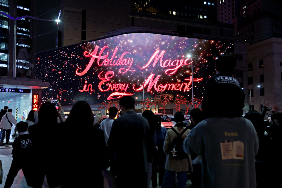 지난 3일 서울 중구 신세계백화점 본점 본관 외벽 전광판에서 크리스마스 미디어파사드가 재생되고 있다. 사진=연합뉴스
